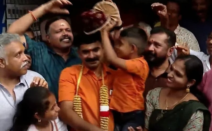 'ഇന്നലെ ഉറങ്ങാന്‍ കഴിഞ്ഞില്ല; ഭാഗ്യം വന്നത് വീട്ടുകാരെ പോലും അറിയിച്ചില്ല'; 12 കോടി ദിനേശ് കുമാറിന് 