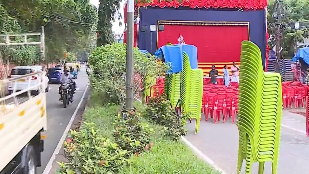 അനുമതി വാങ്ങിയെന്ന് പാളയം ഏരിയ സെക്രട്ടറി, നടുറോഡിൽ സ്‌റ്റേജ് കെട്ടാനല്ല അനുമതി നല്‍കിയതെന്ന് പൊലീസ്