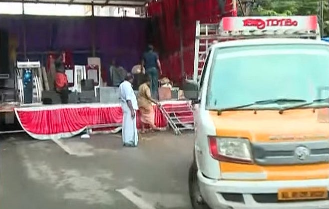 തലസ്ഥാനത്ത് നഗരമധ്യത്തില്‍ വഴികൊട്ടിയടച്ച് സിപിഎമ്മിന്റെ സ്റ്റേജ്; ഏരിയാ സമ്മേളനത്തിന് വേദി നിര്‍മിച്ചത് നടുറോഡില്‍