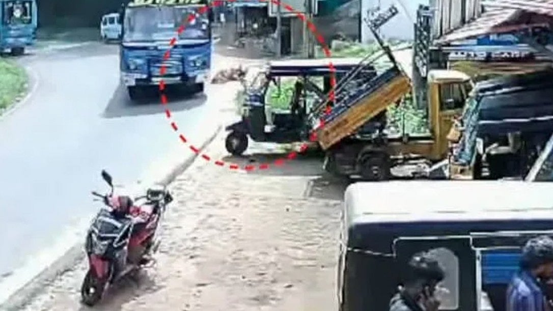 ഓടിക്കൊണ്ടിരുന്ന ബസില്‍ നിന്നും റോഡിലേക്ക് തെറിച്ചു വീണു; യാത്രക്കാരിക്ക് പരിക്ക്