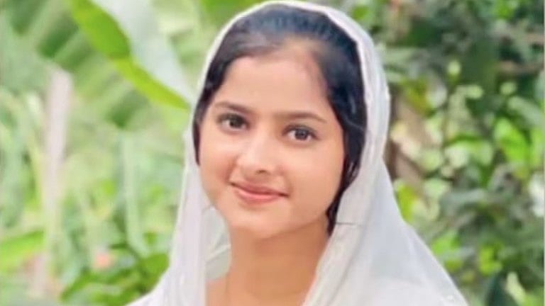 സ്കൂട്ടർ തിരിക്കുന്നതിനിടെ ക്രെയിൻ ഇടിച്ചു; നഴ്സിങ് വിദ്യാർഥിനി മരിച്ചു