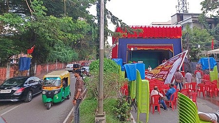 റോഡ് കയ്യേറി സ്‌റ്റേജ് കെട്ടേണ്ടിയിരുന്നില്ല, ഏരിയാ കമ്മിറ്റിക്ക് പിശക് പറ്റിയെന്ന് സിപിഎം; കേസെടുത്ത് പൊലീസ്