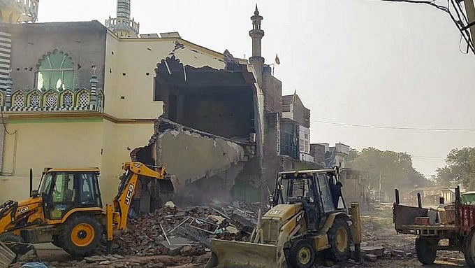 185 വര്‍ഷം പഴക്കം; കയ്യേറ്റം ആരോപിച്ച് ഉത്തര്‍പ്രദേശില്‍ പള്ളിയുടെ ഭാഗം പൊളിച്ചുമാറ്റി; വിഡിയോ