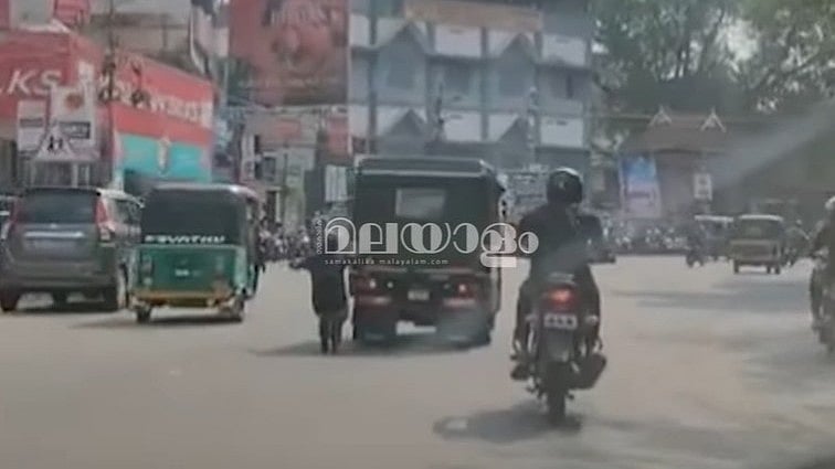 ഓട്ടോറിക്ഷയില്‍ പിടിച്ച് റോഡിലൂടെ സ്‌കേറ്റിങ്; നഗരമധ്യത്തില്‍ യുവാവിന്റെ സാഹസിക പ്രകടനം, വിഡിയോ
