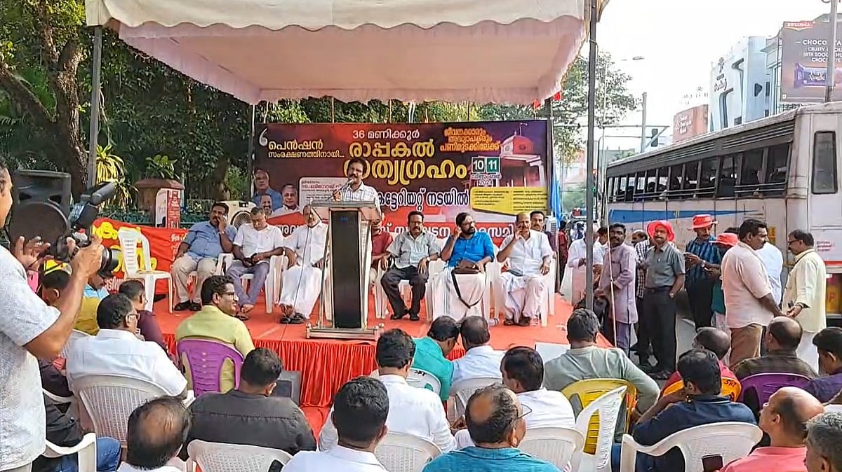സെക്രട്ടേറിയറ്റിന് മുന്നില്‍ റോഡ് കയ്യേറി പന്തല്‍ കെട്ടി സിപിഐ സംഘടനയുടെ സമരം; പൊലീസ് കേസെടുത്തു