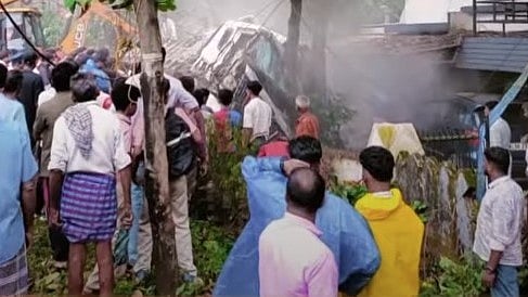 പാലക്കാട്ട് സ്‌കൂള്‍ വിദ്യാര്‍ത്ഥികളുടെ മുകളിലേക്ക് സിമന്റ് ലോറി മറിഞ്ഞു; മൂന്നു കുട്ടികള്‍ മരിച്ചു