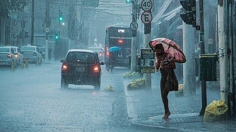 ശക്തി കൂടിയ ന്യൂനമര്‍ദ്ദം: സംസ്ഥാനത്ത് വീണ്ടും പെരുമഴ, നാലു ജില്ലകളില്‍ ഓറഞ്ച് അലര്‍ട്ട്, എട്ടിടത്ത് യെല്ലോ