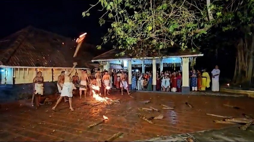 'ഞെരൂരപ്പന് ഹരിയോം ഹരി'; ആറാട്ടുപുഴയിലെ വിഷ്ണുക്ഷേത്രത്തില്‍ അപൂര്‍വ്വ ചടങ്ങ്, അറിയാം 'ചൂട്ടേറ്' - വിഡിയോ  