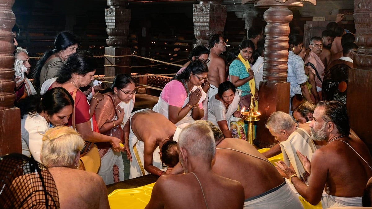 ദ്വാദശി നിറവില് ഗുരുവായൂര്; 14.61 ലക്ഷം ദക്ഷിണയായി സമര്പ്പിച്ച് ഭക്തര്