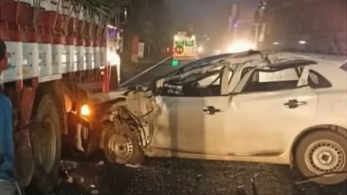 പാലായില്‍ ലോറിയിലേക്ക് കാര്‍ ഇടിച്ചു കയറി; ഒരു വയസ്സുള്ള കുട്ടി ഉള്‍പ്പെടെ മൂന്നുപേര്‍ക്ക് പരിക്ക്