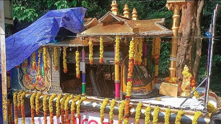 ശ്രീകോവിലിന്റെയും പതിനെട്ടാം പടിയുടെയും മാതൃക; ശബരിമല തീര്ത്ഥാടകര് സഞ്ചരിച്ച ഓട്ടോ പിടിച്ചെടുത്തു