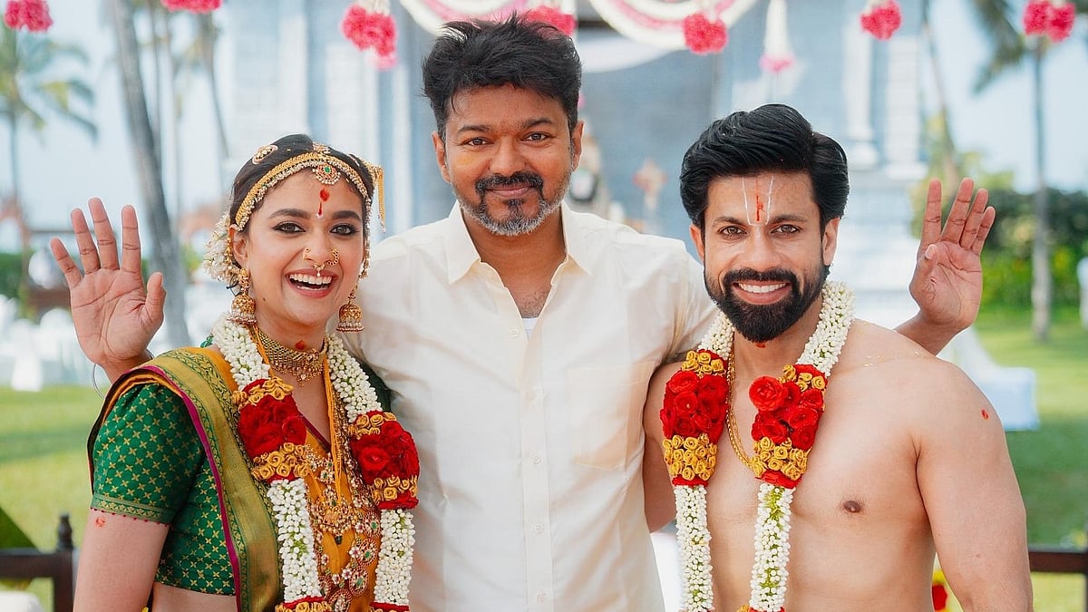 നൻപിയേയും നൻപനേയും അനു​ഗ്രഹിക്കാൻ എത്തിയ ഡ്രീം ഐക്കൺ: വിജയ്ക്കൊപ്പമുള്ള ചിത്രവുമായി കീർത്തി