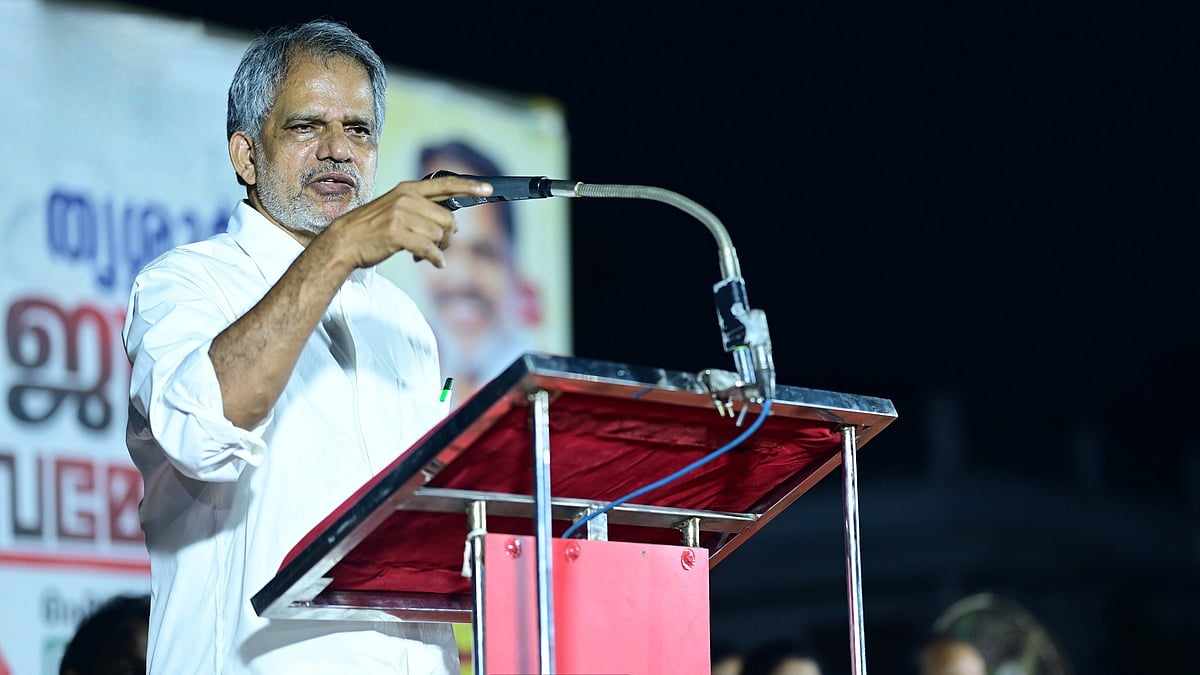 എന്തിനാ കാറില്‍ പോകുന്നത്?, നടന്നുപോയാല്‍പ്പോരേ?; റോഡില്‍ സ്‌റ്റേജ് കെട്ടിയതിനെ ന്യായീകരിച്ച് എ വിജയരാഘവന്‍ - വിഡിയോ