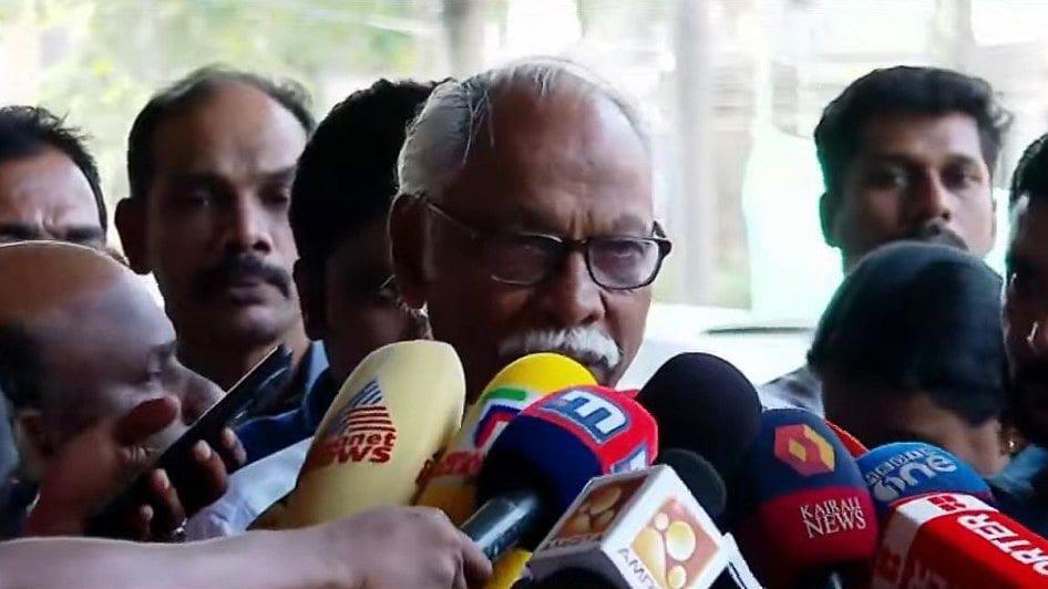 'ഓര്‍മ്മ ഉണ്ട്, സംസാരിക്കാനാവുന്നില്ല'; എംടിയെ ആശുപത്രിയില്‍ സന്ദര്‍ശിച്ച് കാരശ്ശേരി 