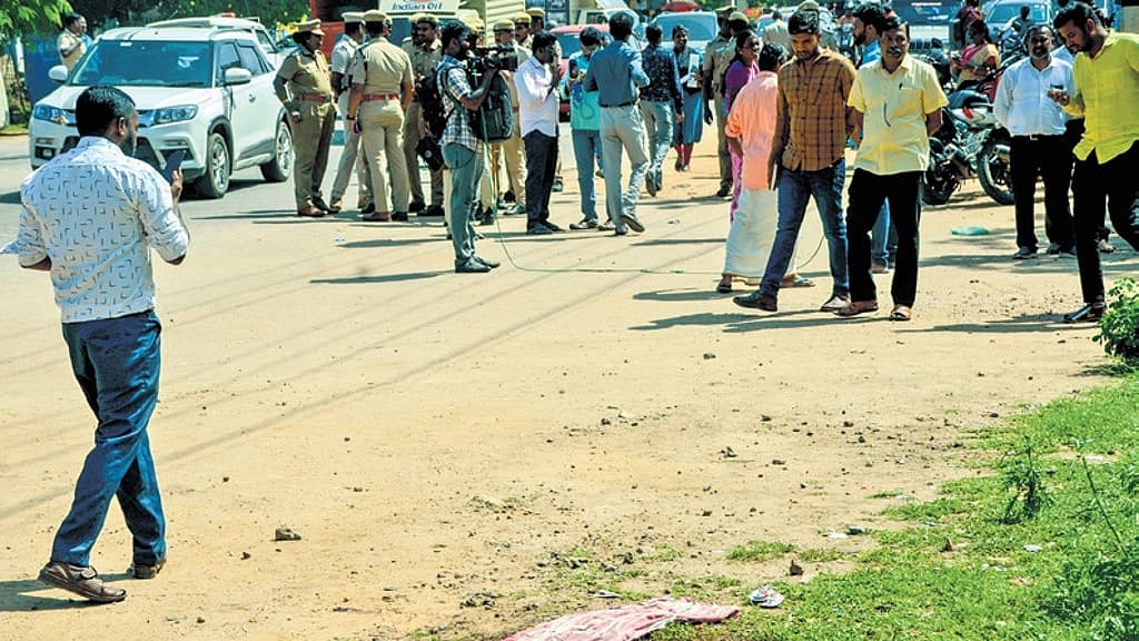 കൊലക്കേസ് പ്രതിയെ കോടതിക്കു മുന്നില്‍വെച്ച് വെട്ടിക്കൊന്നു; നാല് പേര്‍ അറസ്റ്റില്‍ 