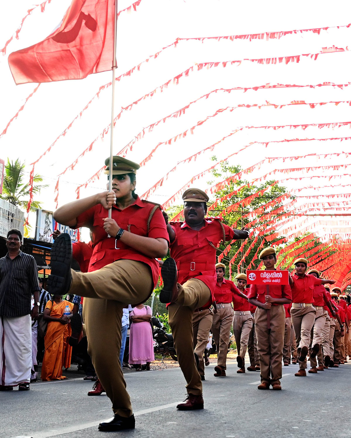 മേയറല്ലേ ആ മുന്നില്‍ നില്‍ക്കുന്നത്!