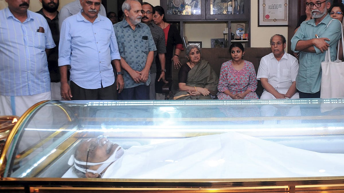 വിട പറയുന്നില്ല; അവസാനമായി ഒരുനോക്ക് കാണാന്‍ സര്‍ഗ കേരളം; അന്ത്യാഞ്ജലി അര്‍പ്പിച്ച് ആയിരങ്ങള്‍