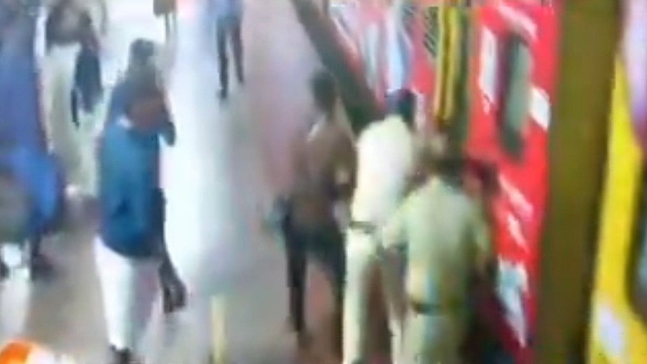 പ്ലാറ്റ്‌ഫോമിനും ട്രെയിനും ഇടയിൽപ്പെട്ടു, യുവാവിന്‍റെ അത്ഭുത രക്ഷപ്പെടല്‍; വൈറലായി വിഡിയോ