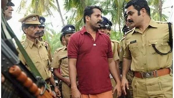 കൊടി സുനിയുടെ ജയിലിലെ അനധികൃത ഫോൺ വിളിയിൽ അന്വേഷണം; പണിഷ്മെന്റ് സെല്ലിലേക്ക് മാറ്റി