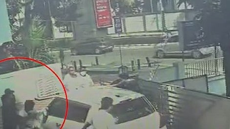 കൊച്ചിയില്‍ കുരുമുളക് സ്പ്രേ
 പ്രയോഗിച്ച് കാറില്‍ നിന്ന് 50 ലക്ഷം കവര്‍ന്നു; ക്വട്ടേഷന്‍ സംഘം കൊടൈക്കനാലില്‍ നിന്ന് പിടിയില്‍ 