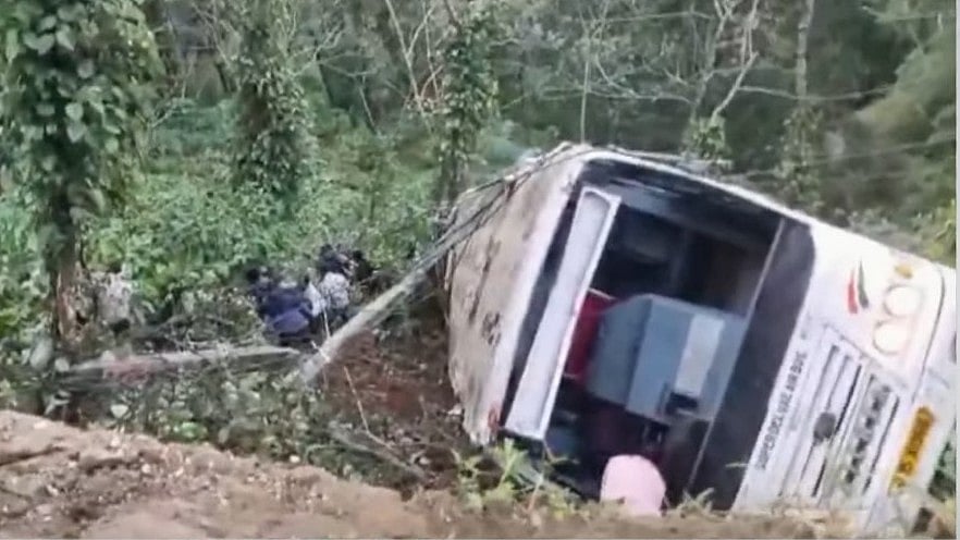 ഇടുക്കിയില് കെഎസ്ആര്ടിസി ബസ് താഴ്ചയിലേക്ക് മറിഞ്ഞു; മൂന്ന് മരണം, അപകടത്തില്പ്പെട്ടത് തഞ്ചാവൂരിലേക്ക് വിനോദ യാത്ര പോയ സംഘം