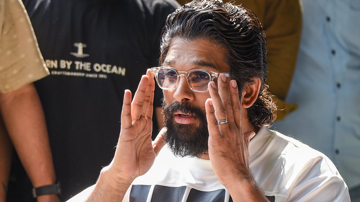 പുഷ്പ 2 അപകടം നടന്നിട്ട് ഒരു മാസം; ശ്രീതേജിനെ കാണാൻ ആശുപത്രിയിലെത്തി അല്ലു അർജുൻ 