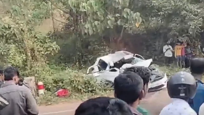 മട്ടന്നൂരില്‍ കാറും സ്വകാര്യ ബസും കൂട്ടിയിടിച്ചു; രണ്ടുമരണം; കാര്‍ പൂര്‍ണമായി തകര്‍ന്നു 