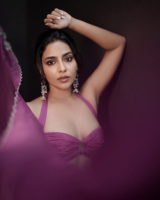 'സ്വന്തം കാര്യം നോക്കൂ'! ക്ലാസിക് ലുക്കിൽ ഐശ്വര്യ ലക്ഷ്മി