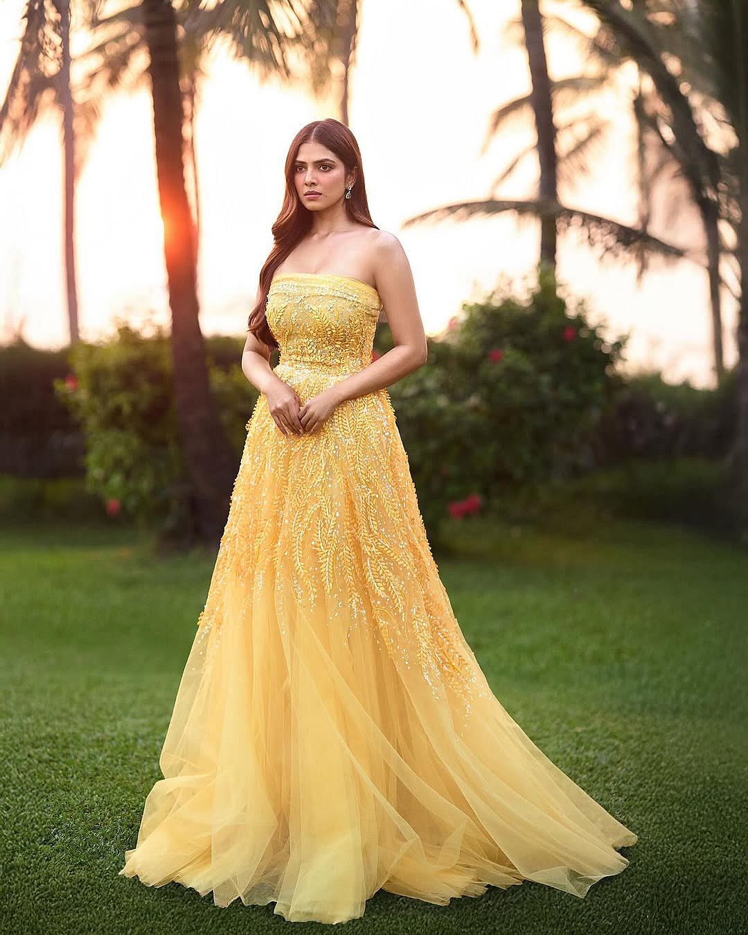 മഞ്ഞ ഗൗണില്‍ മനോഹരിയായി മാളവിക