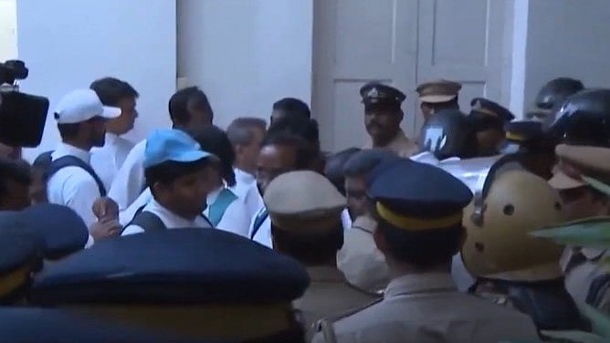 കുർബാന തർക്കം; കൂടുതൽ പേർക്കെതിരെ കേസെടുക്കും, കലക്ടറുടെ നേതൃത്വത്തിൽ ചർച്ച ഇന്ന്