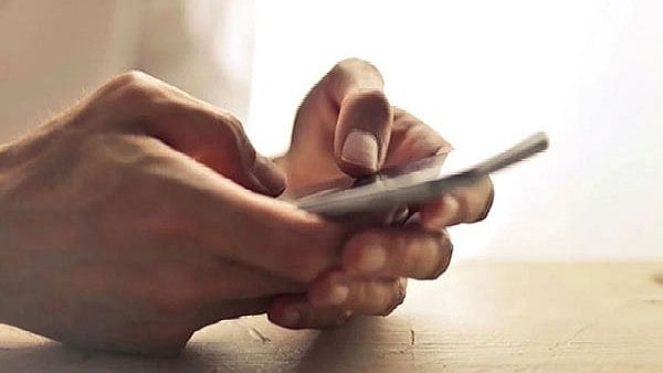 മൊബൈല്‍ ഫോണ്‍ കയ്യിലില്ലെങ്കില്‍ അസ്വസ്ഥത; നോമോഫോബിയ ലക്ഷണം