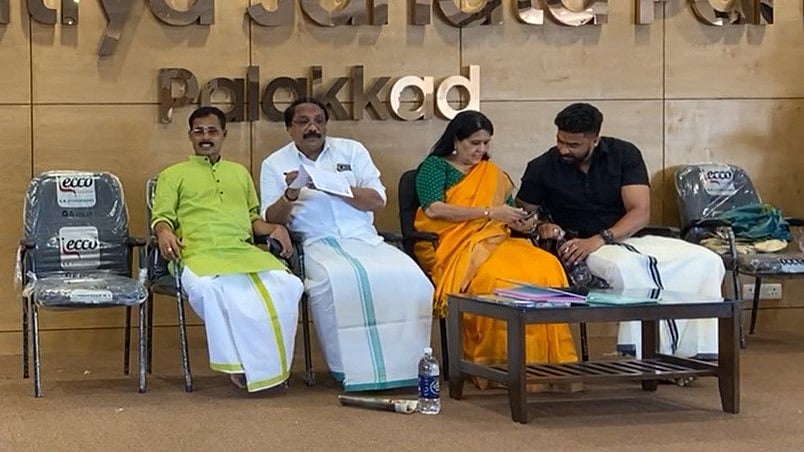 ആര്‍എസ്എസ് ഇടപെട്ടു, പാലക്കാട് ബിജെപിയില്‍ സമവായം; പ്രശാന്ത് ശിവന് ആഘോഷപൂര്‍വം വരവേല്‍പ്പ്, ജില്ലാ പ്രസിഡന്റായി ചുമതലയേറ്റു 