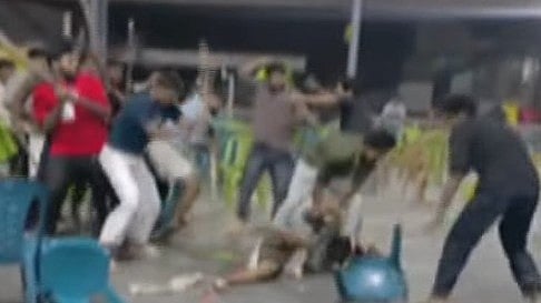 കെഎസ്‍യു- എസ്എഫ്ഐ സംഘർഷം, വളഞ്ഞിട്ട് തല്ലി; കാലിക്കറ്റ് സർവകലാശാല കലോത്സവം നിർത്തിവച്ചു