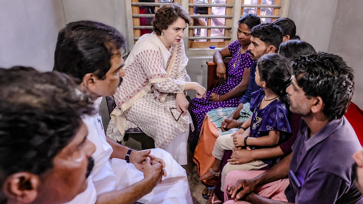 കടുവ ആക്രമണത്തില്‍ മരിച്ച രാധയുടെ വീട്ടിലെത്തി പ്രിയങ്കാഗാന്ധി; കരിങ്കൊടി കാണിച്ച് സിപിഎം പ്രതിഷേധം
