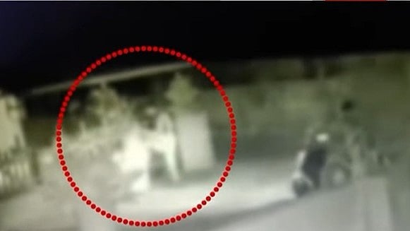 പല തവണ വിലക്കിയിട്ടും വീട്ടിലെത്തി, മകളെ ആണ്‍സുഹൃത്ത് ഉപദ്രവിച്ചിരുന്നുവെന്ന് അമ്മ; യുവാവ് വീട്ടിലെത്തിയതിന്റെ സിസിടിവി ദൃശ്യങ്ങള്‍ പുറത്ത്