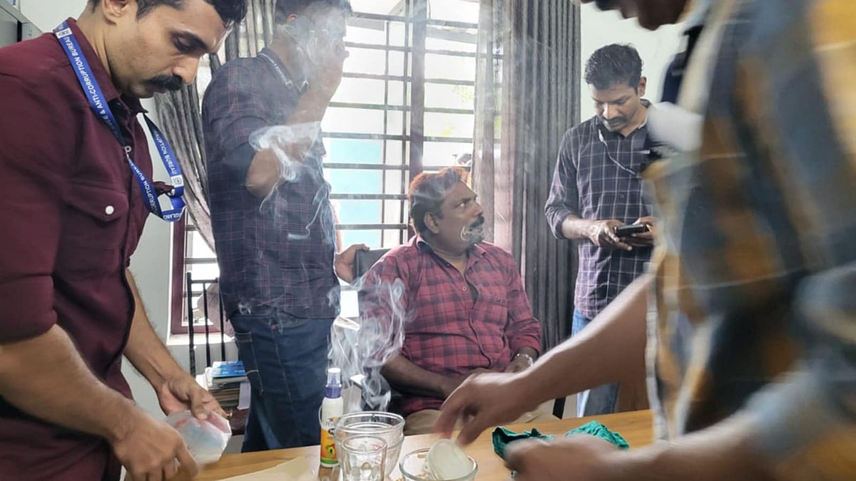 പണം സോക്സിനുള്ളില്;
കൈക്കൂലി വാങ്ങുന്നതിനിടെ വില്ലേജ് ഓഫീസര് പിടിയില്