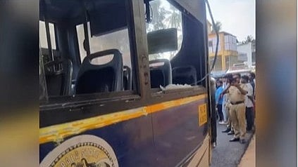 യാത്രയ്ക്കിടെ കൈ പുറത്തിട്ടു; ഇലക്ട്രിക് പോസ്റ്റിലിടിച്ച് അറ്റു പോയി, ചോര വാർന്ന് 55 കാരൻ മരിച്ചു 