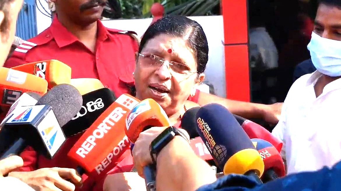 'കോടതി കുറ്റക്കാരനെന്ന് കണ്ടെത്തട്ടെ; നിയമപരമായി രാജിവയ്‌ക്കേണ്ടതില്ല'; മുകേഷിനെ ന്യായീകരിച്ച് വനിത കമ്മീഷന്‍