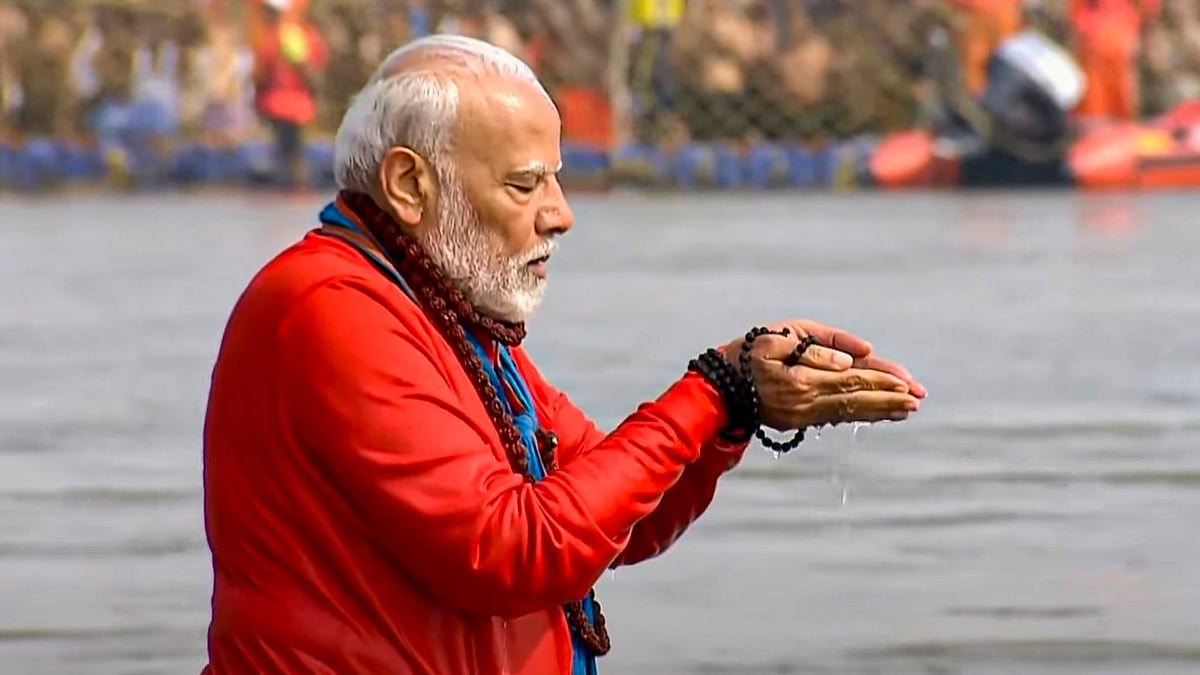 മഹാകുംഭമേളയില്‍ പുണ്യ സ്‌നാനം നടത്തി പ്രധാനമന്ത്രി നരേന്ദ്രമോദി- വിഡിയോ 