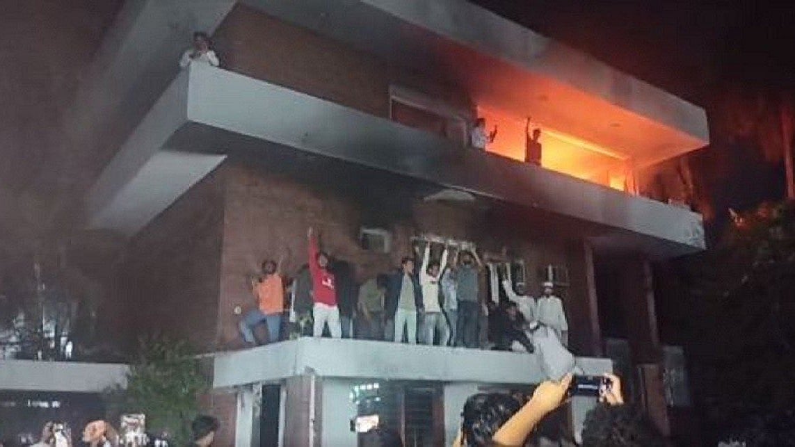 'ചരിത്രം മായ്ക്കാനാവില്ല'; പിതാവിന്റെ വീട് തീയിട്ട് നശിപ്പിച്ചതില്‍ വികാര ഭരിതയായി ഷെയ്ഖ് ഹസീന; ബംഗ്ലാദേശില്‍ വീണ്ടും കലാപം 