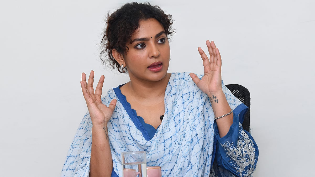 'എന്ത് നീതി? സസൂക്ഷ്മം തയ്യാറാക്കിയ തിരക്കഥ'; അതിജീവിതയെ ചേര്‍ത്തുപിടിച്ച് പാര്‍വതി