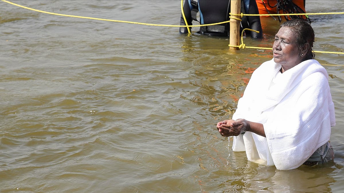 ത്രിവേണി സംഗമത്തില്‍ പുണ്യസ്‌നാനം ചെയ്ത് രാഷ്ട്രപതി; വിഡിയോ