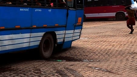 ഡ്രൈവറും കണ്ടക്ടറും മോശമായി പെരുമാറി, അശ്ലീലം പറഞ്ഞു; ഓടുന്ന ബസില്‍ നിന്ന് ചാടി പെണ്‍കുട്ടികള്‍