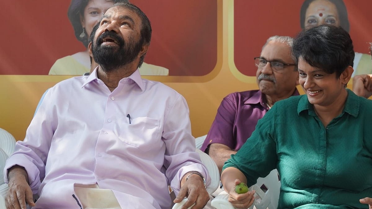 ഇനിയും മാങ്ങാ വീണാലോ! പ്രസം​ഗത്തിനിടെ കണ്ണിമാങ്ങ വീണത് തലയിൽ, താഴെ വീഴാതെ കൈപ്പിടിയിലൊതുക്കി; ചിത്രം പങ്കുവച്ച് മന്ത്രി