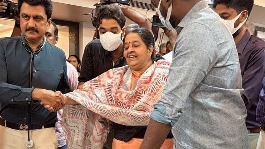 കലൂര്‍ സ്‌റ്റേഡിയത്തിലെ അപകടം: രണ്ടുകോടി രൂപ നഷ്ടപരിഹാരം ആവശ്യപ്പെട്ട് ഉമ തോമസ് 
