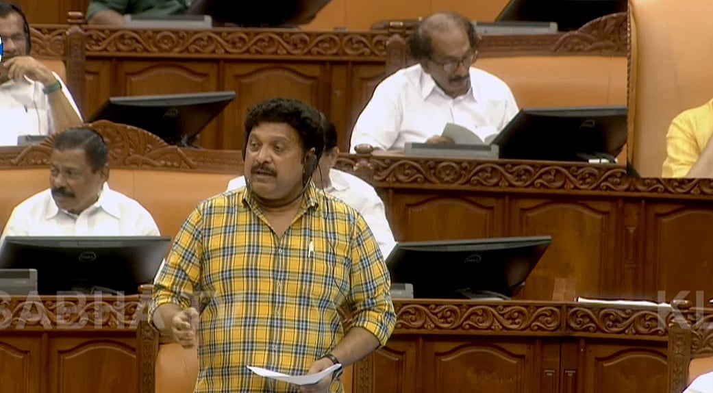 'കുറെ അപകടം കുറഞ്ഞുകിട്ടും'; മൊബൈലില്‍ സംസാരിച്ച് റോഡ് ക്രോസ് ചെയ്യുന്നവരില്‍ നിന്ന് പിഴ ഈടാക്കണമെന്ന് ഗണേഷ് കുമാര്‍