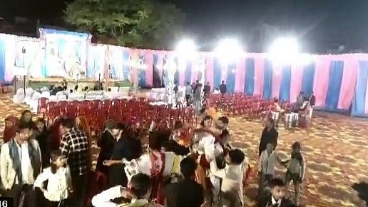 വിവാഹവേദിയിലേയ്ക്ക് കുതിരപ്പുറത്ത്; ആഘോഷത്തിനിടെ ഹൃദയാഘാതം, വരന് ദാരുണാന്ത്യം-വിഡിയോ