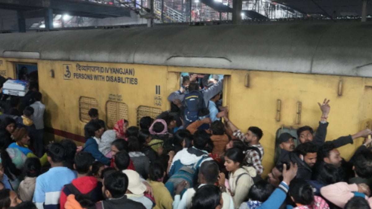 ന്യൂഡൽഹി റെയിൽവേ സ്റ്റേഷനിൽ കുംഭമേളയ്ക്ക് എത്തിയവരുടെ തിരക്ക്; 18 പേർ മരിച്ചു, നിരവധി പേർക്ക് പരിക്ക്