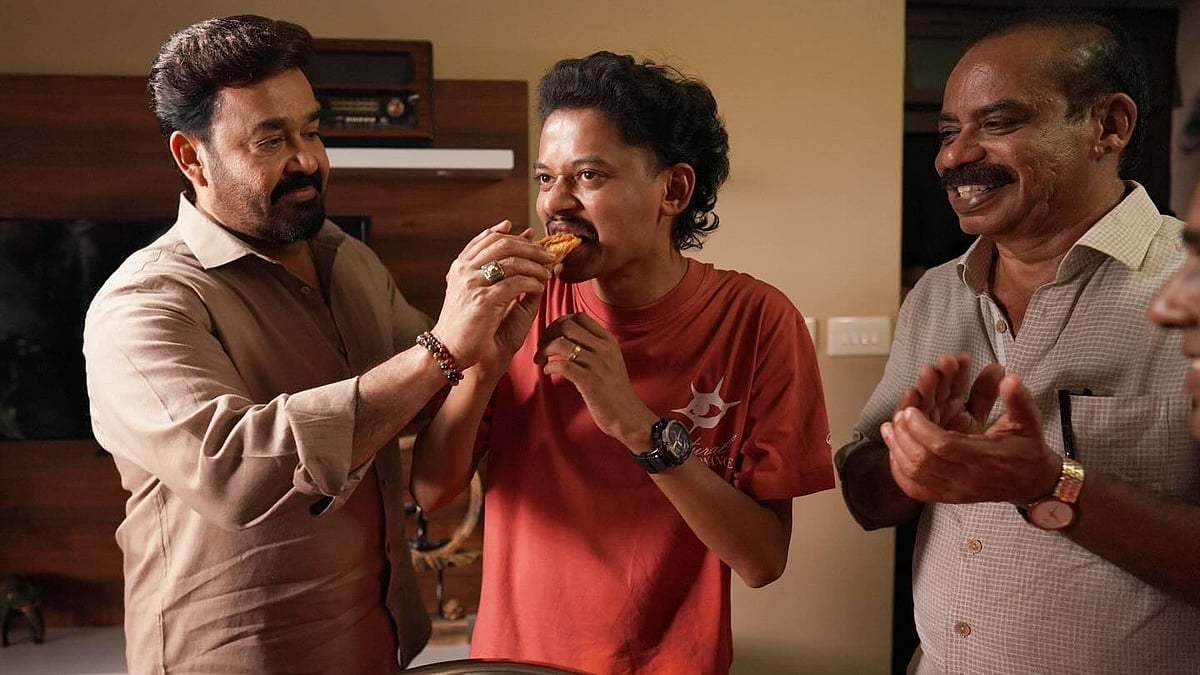 'കേക്ക് വരാൻ വൈകി, പിന്നെ ഒരു പഴംപൊരി അങ്ങ് മുറിച്ചു'; സം​ഗീതിന്റെ പിറന്നാൾ ആഘോഷമാക്കി മോഹൻലാലും സത്യൻ അന്തിക്കാടും