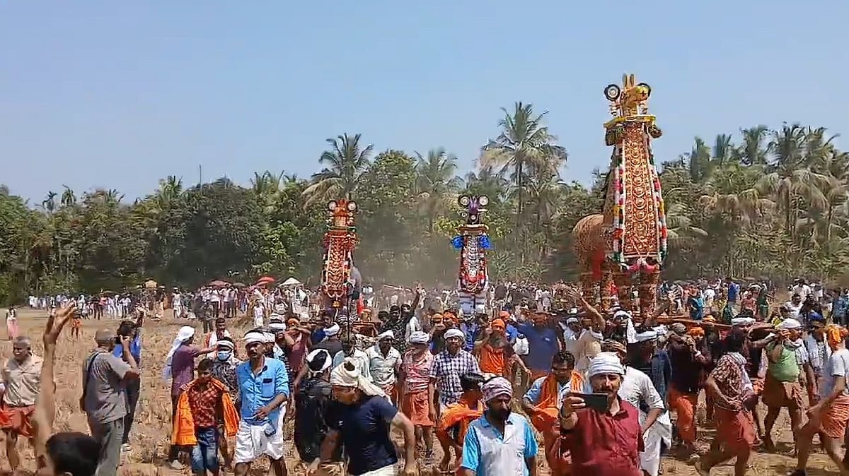മച്ചാട് തട്ടകദേശങ്ങള്‍ മാമാങ്കത്തിന്റെ ആവേശത്തില്‍; പൊയ്ക്കുതിരകളുമായി ദേവി സന്നിധിയിലേക്ക് ഒഴുകിയെത്തി ദേശക്കാര്‍- വിഡിയോ 